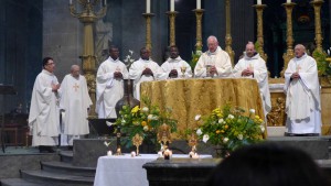Les prêtres participant à la fête de la Miséricorde Divine