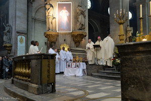 Mgr Cattenoz entouré de prêtres pour le dimanche de la Divine Miséricorde à l'église Saint-Sulpice