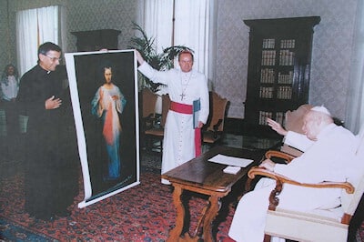 Le pape Jean-Paul II bénissant l'image de Jésus Miséricordieux pour le sanctuaire d'Atok au Cameroun