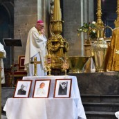 Mgr Rey avec les reliques - Fête de la Miséricorde Divine 2016